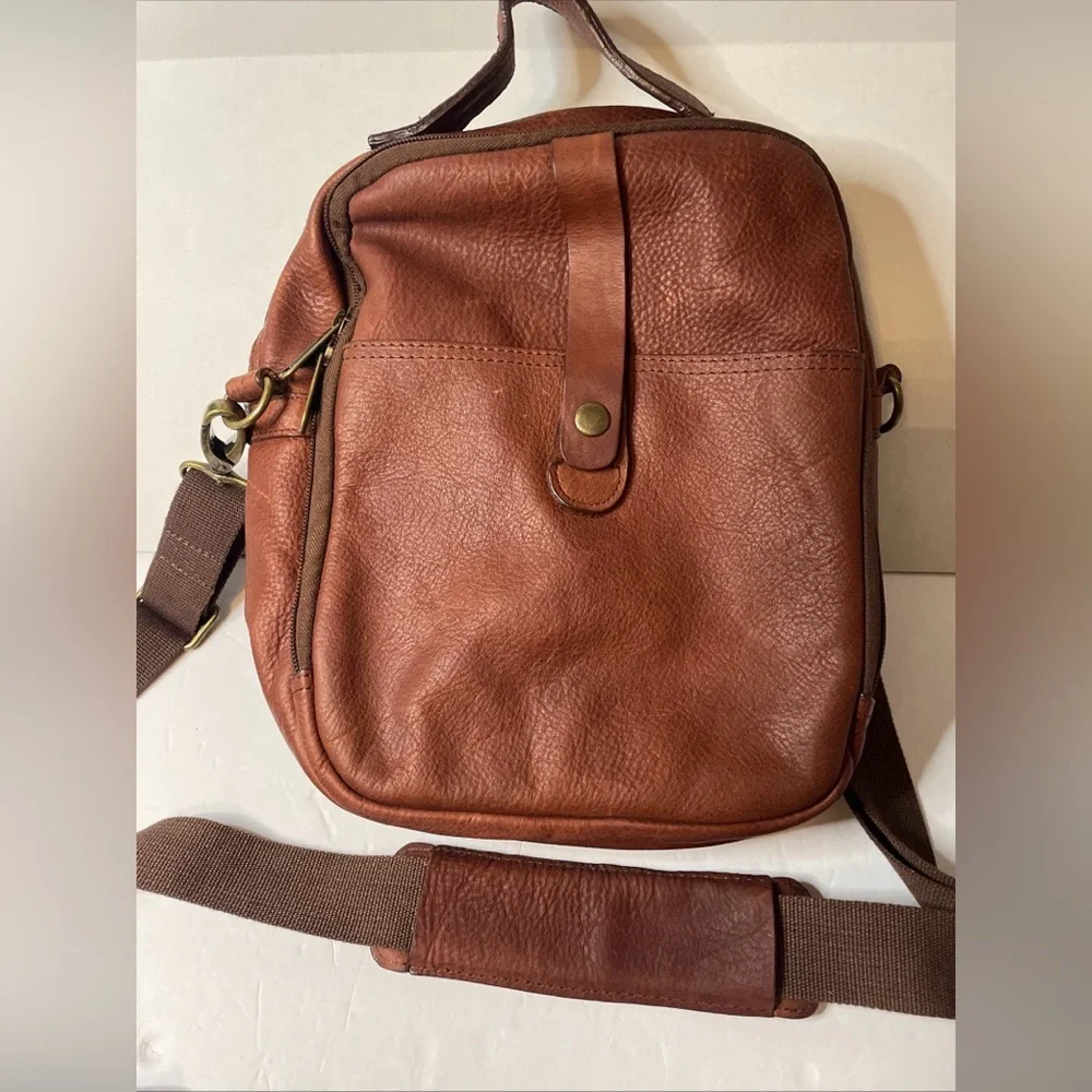 Duluth Trading Co Lifetime Leather Travel Bag Multi Zip Pocket Crossbody Brown